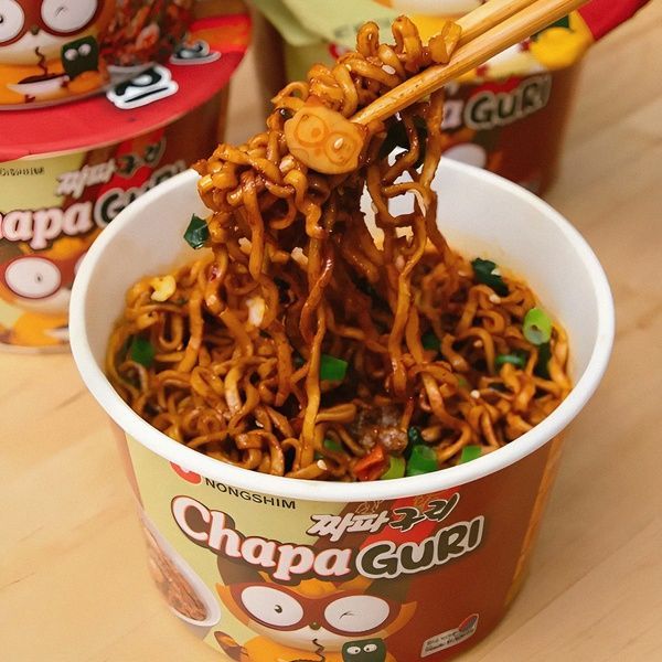 Лапша Рамён со вкусом морепродуктов с соусом из черных бобов Чапагури острая бигб боул 114 г ТМ"Nongshim" 056823 фото